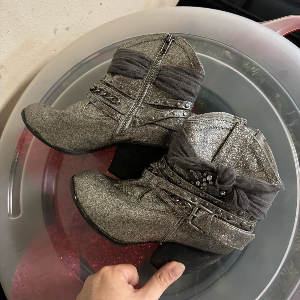 Woman’s boots size 5!!!
